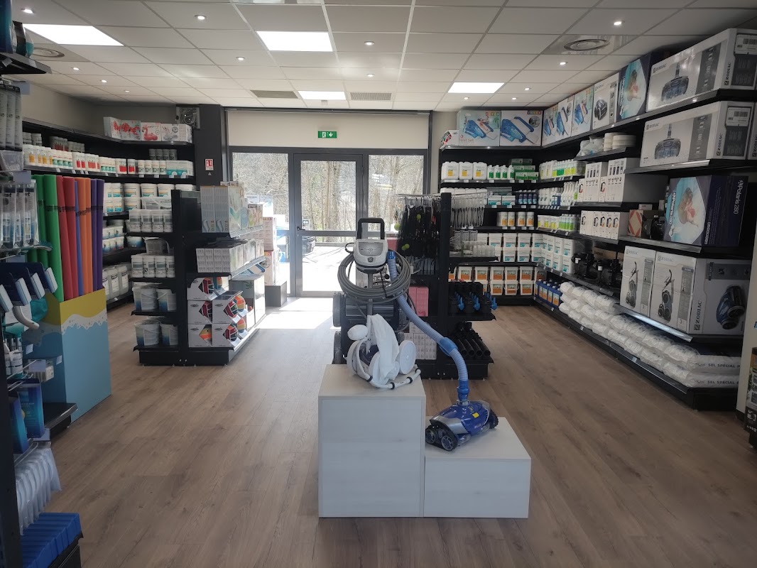 Intérieur boutique Les Pierres d'Eau - robots piscine et produits d'entretien