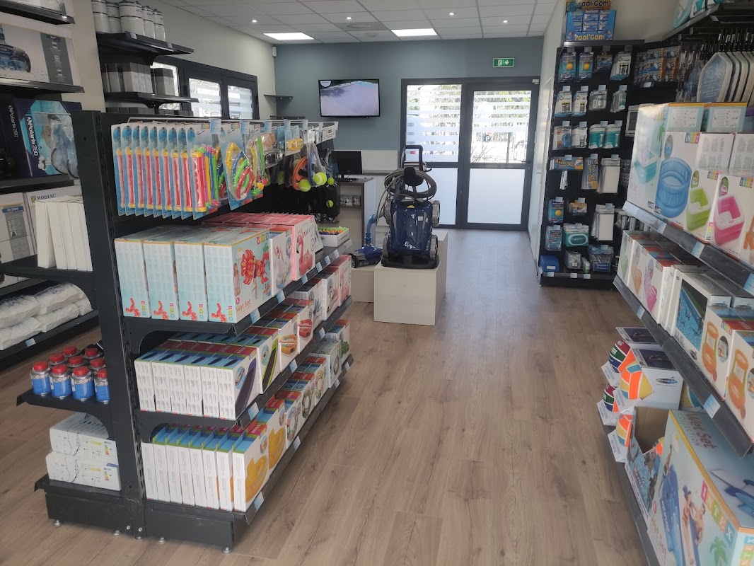 Piscine dans jardin paysager - réalisation Les Pierres d'Eau